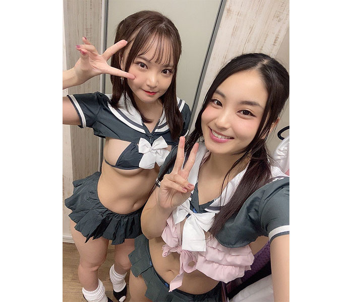 トロたん、露出度高めな制服水着姿で明香琴子と2ショット