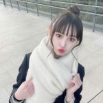 NMB48 梅山恋和、もち肌×お団子ヘアの制服姿で冬デート気分!