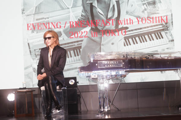 YOSHIKI、サンタ帽被ってピアノ演奏 3年ぶりのディナーショー開催も発表