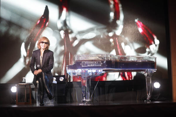 YOSHIKI、サンタ帽被ってピアノ演奏 3年ぶりのディナーショー開催も発表