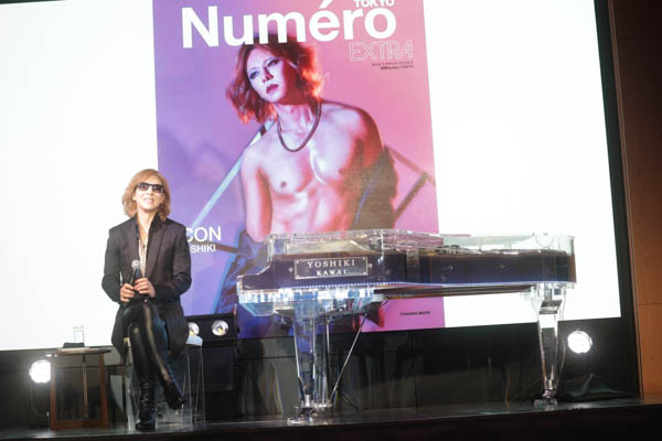 YOSHIKI、サンタ帽被ってピアノ演奏 3年ぶりのディナーショー開催も発表