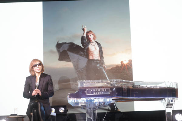 YOSHIKI、サンタ帽被ってピアノ演奏 3年ぶりのディナーショー開催も発表