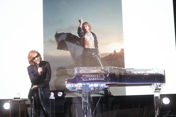 YOSHIKI、サンタ帽被ってピアノ演奏 3年ぶりのディナーショー開催も発表