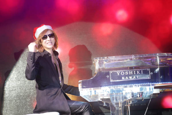 YOSHIKI、サンタ帽被ってピアノ演奏 3年ぶりのディナーショー開催も発表