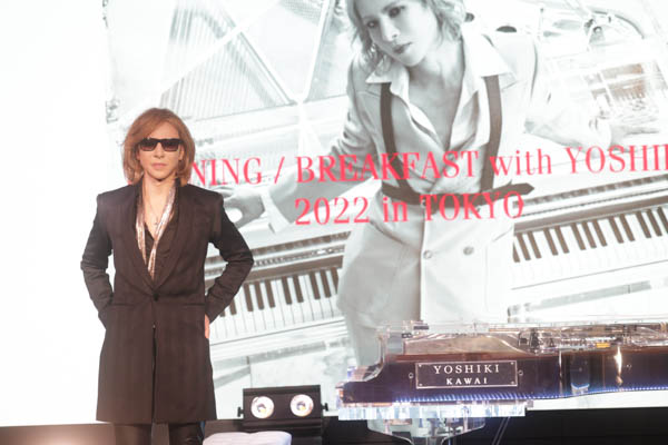 YOSHIKI、サンタ帽被ってピアノ演奏 3年ぶりのディナーショー開催も発表