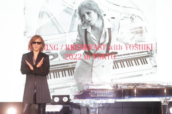 YOSHIKI、サンタ帽被ってピアノ演奏 3年ぶりのディナーショー開催も発表