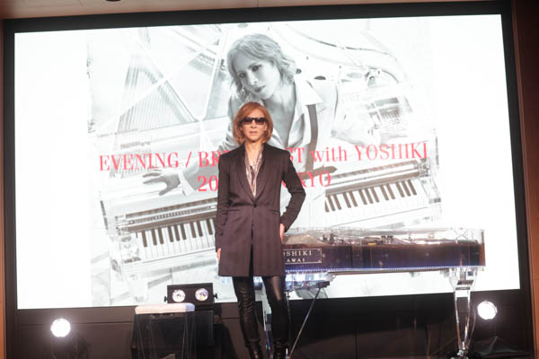 YOSHIKI、サンタ帽被ってピアノ演奏 3年ぶりのディナーショー開催も発表