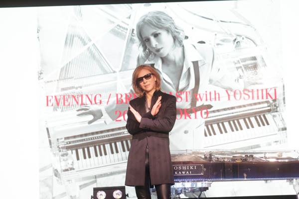 YOSHIKI、サンタ帽被ってピアノ演奏 3年ぶりのディナーショー開催も発表