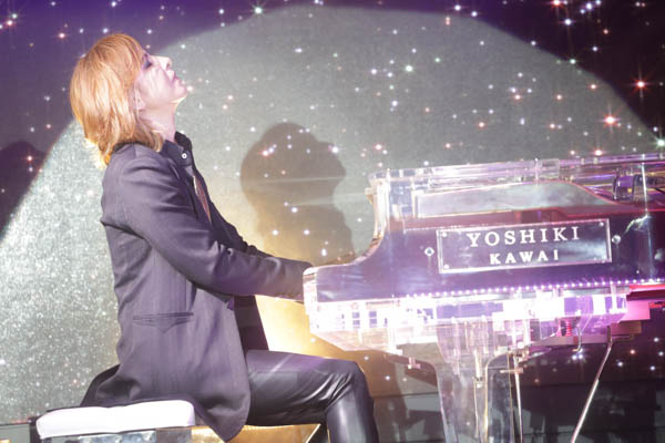 YOSHIKI、サンタ帽被ってピアノ演奏 3年ぶりのディナーショー開催も発表