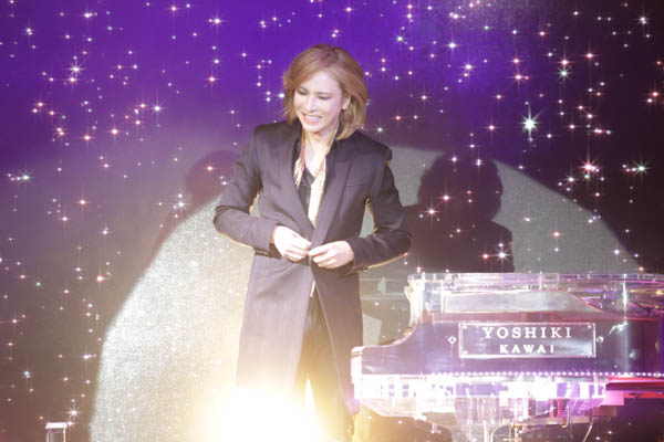 YOSHIKI、サンタ帽被ってピアノ演奏 3年ぶりのディナーショー開催も発表