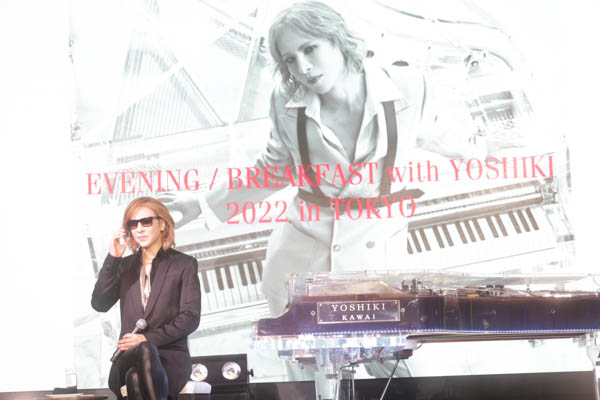 YOSHIKI、サンタ帽被ってピアノ演奏 3年ぶりのディナーショー開催も発表