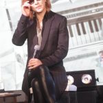 YOSHIKI、サンタ帽被ってピアノ演奏 3年ぶりのディナーショー開催も発表