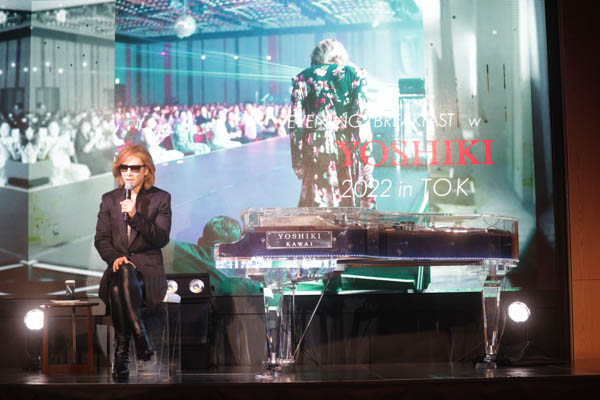 YOSHIKI、サンタ帽被ってピアノ演奏 3年ぶりのディナーショー開催も発表