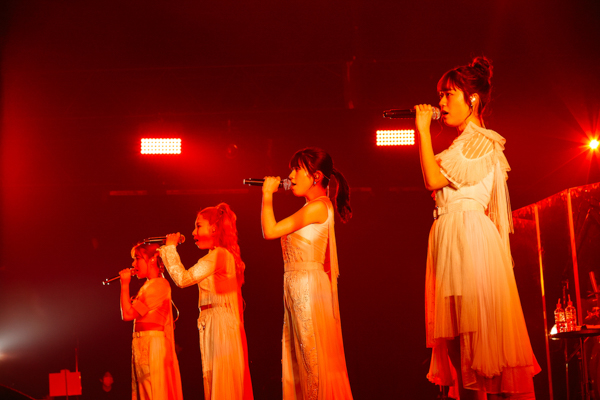 【ライブレポート】Little Glee Monster、スキル全開のパフォーマンスで9曲を熱唱。「初めて見る人に少しでも爪痕を残したい！」＜COUNTDOWN JAPAN 21/22＞