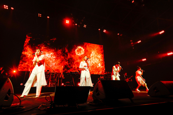 【ライブレポート】Little Glee Monster、スキル全開のパフォーマンスで9曲を熱唱。「初めて見る人に少しでも爪痕を残したい！」＜COUNTDOWN JAPAN 21/22＞