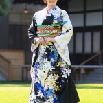 奥山かずさ、黒地に咲く藤柄の振袖姿で今年を振り返り ＜オスカープロモーション新春晴れ着撮影会＞