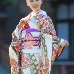 小芝風花、白地の晴れ着姿を華やかに披露 ＜オスカープロモーション新春晴れ着撮影会＞