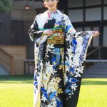 奥山かずさ、黒地に咲く藤柄の振袖姿で今年を振り返り ＜オスカープロモーション新春晴れ着撮影会＞