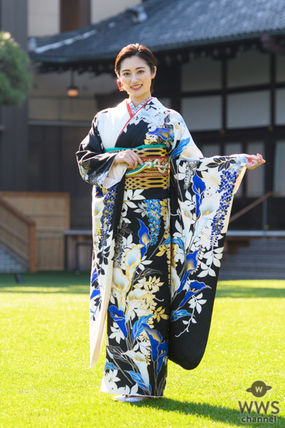 奥山かずさ、黒地に咲く藤柄の振袖姿で今年を振り返り ＜オスカープロモーション新春晴れ着撮影会＞