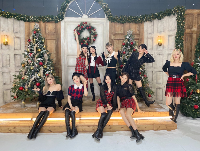 TWICE、シングル発売記念の配信イベントで新曲2曲を披露！「メリークリスマス」と挨拶。