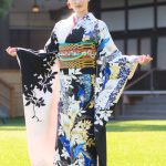 奥山かずさ、黒地に咲く藤柄の振袖姿で今年を振り返り ＜オスカープロモーション新春晴れ着撮影会＞