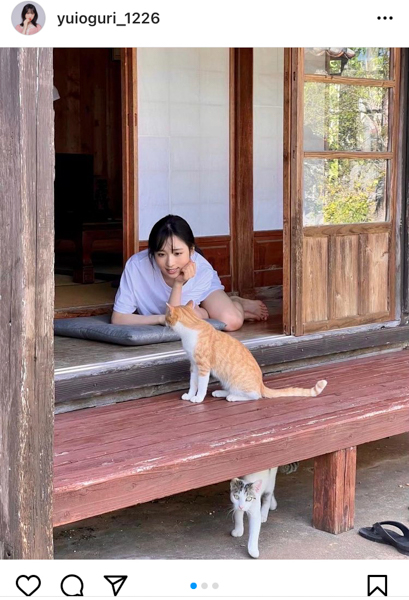 AKB48 小栗有以、猫と一緒に縁側でゴロゴロ 写真集オフショット公開