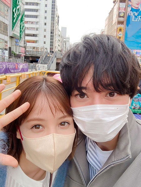 トリンドル玲奈、浅香航大との寄り添いショットで新年挨拶「今年も私たち夫婦をよろしくお願いいたします」