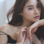 土屋太鳳がセンシュアルメイクで上品な大人の色気を表現した『GLITTER Vol.3』発売