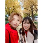 足立梨花、黄金色に輝く銀杏並木をバックに夫･塩野瑛久との夫婦ショット公開