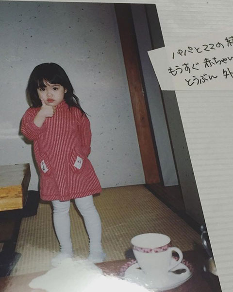 石川恋、『2歳の石川』と同じポーズで記念2ショットを公開
