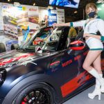 レースクイーン・こんのなな、S字ラインを美麗ボディを大胆披露!!＜東京オートサロン2022＞