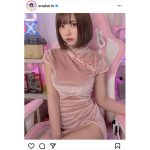 えなこ、ピンクのチャイナドレスから美脚チラリ！