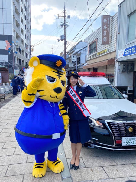 ミスユニバーシティ2019日本大会グランプリ・長澤佳凜さんが滋賀県警長浜署で1日警察署長に!「たくさんの地域の方々と関わることができて光栄です」