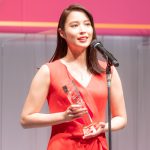 広瀬アリス、赤いドレスコーデで母とジュエリーの思い出を明かす＜第33回 日本ジュエリーベストドレッサー賞＞