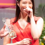 広瀬アリス、赤いドレスコーデで母とジュエリーの思い出を明かす＜第33回 日本ジュエリーベストドレッサー賞＞