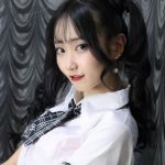 レースクイーン・葉月ゆうか、高めツインテールの制服コスプレで美脚披露！