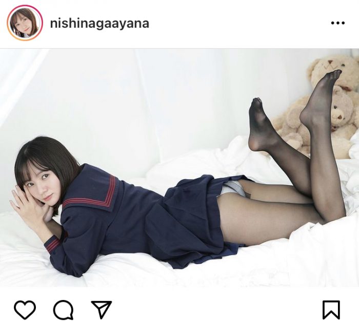 西永彩奈、黒ストッキング越しのパンチラ制服ショットで悩殺