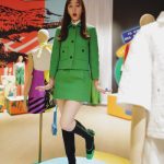 新木優子、ミニスカートで美脚を披露！「お人形さんみたい」なレトロポップコーデが可愛過ぎる。