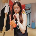 新木優子、ミニスカートで美脚を披露！「お人形さんみたい」なレトロポップコーデが可愛過ぎる。