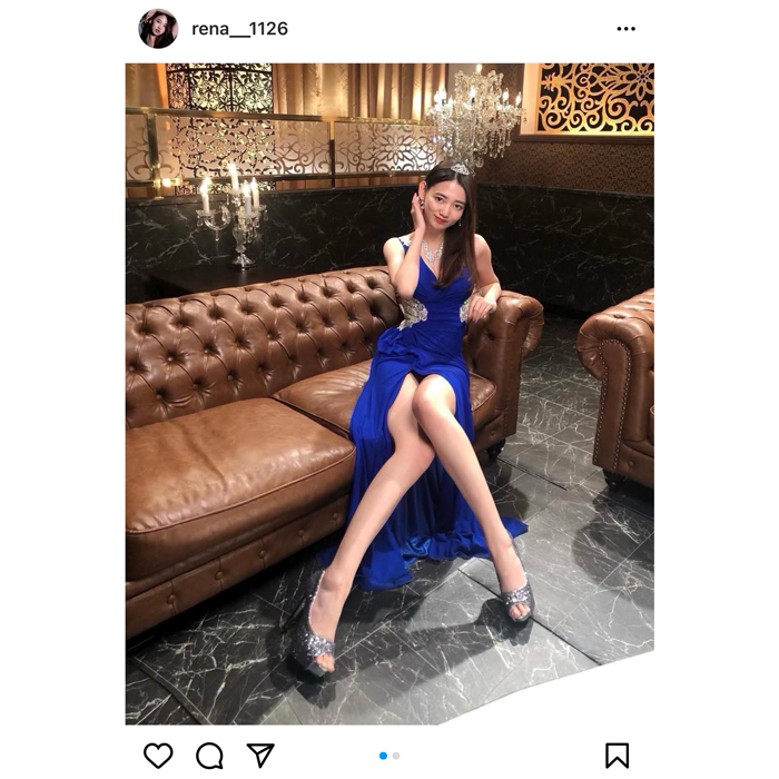 黒木麗奈、青ドレスのスリットからセクシーな美脚を見せつけ！「超絶可愛い！脚長い」