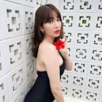 小嶋陽菜、美バストチラ見せなセクシー水着ショットで魅了