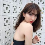 小嶋陽菜、美バストチラ見せなセクシー水着ショットで魅了