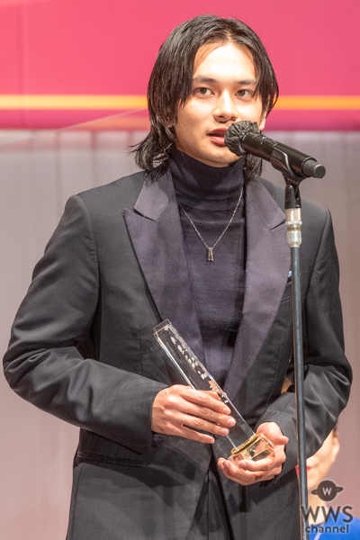 北村匠海、黒のスーツ姿で表彰式に登壇「ジュエリーに負けないようにいろんなものを届けていきたい」＜第33回 日本ジュエリーベストドレッサー賞＞