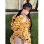 #2i2・森嶋あんり、デコルテ・美脚披露の虎コスプレが「可愛い」と話題に
