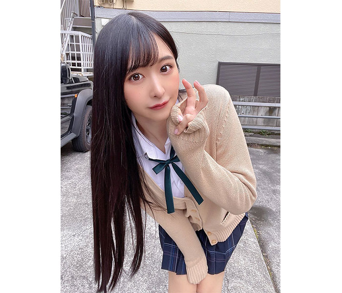 真島なおみ、制服姿で披露した萌え袖ピースが可愛すぎる!「最高にお似合いです」