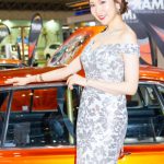 【写真特集】「東京オートサロン2022」で出会った美女・ナガタニサヤカさん、ミヤさん、萩原真都香さんが煌びやかなドレスコーデを披露