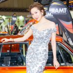 【写真特集】「東京オートサロン2022」で出会った美女・ナガタニサヤカさん、ミヤさん、萩原真都香さんが煌びやかなドレスコーデを披露