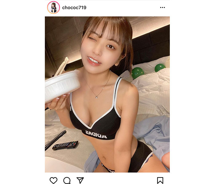 佐々木ちょこ、スポブラ越しで見せる美乳ライン