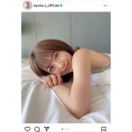 AKB48 篠崎彩奈、笑顔で見つめる添い寝風ショットにドキドキ!
