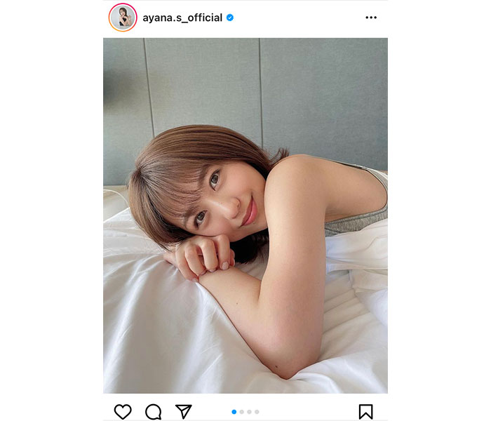 AKB48 篠崎彩奈、笑顔で見つめる添い寝風ショットにドキドキ!